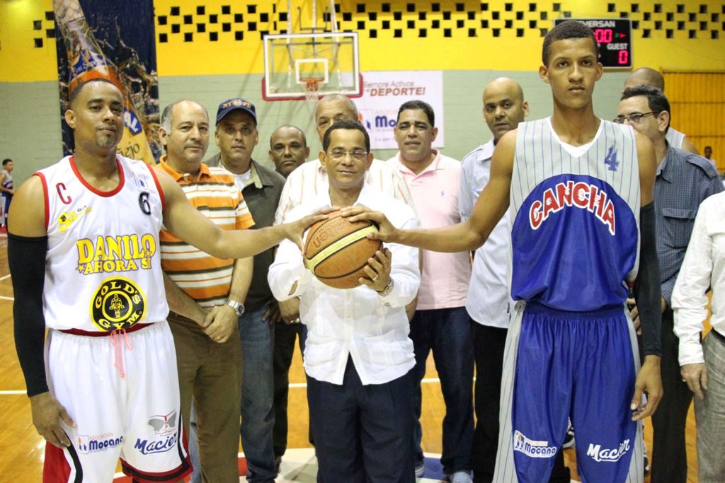 El Senador José Rafael Vargas realiza el saque de honor en un partido del básquet de Moca  